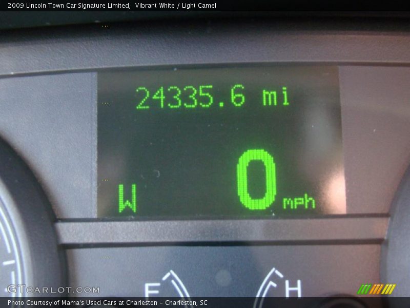 Vibrant White / Light Camel 2009 Lincoln Town Car Signature Limited