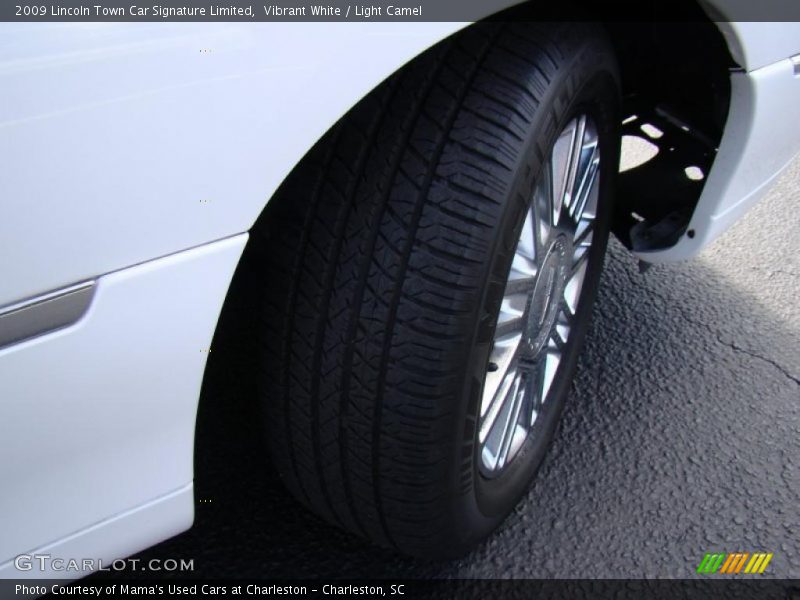 Vibrant White / Light Camel 2009 Lincoln Town Car Signature Limited