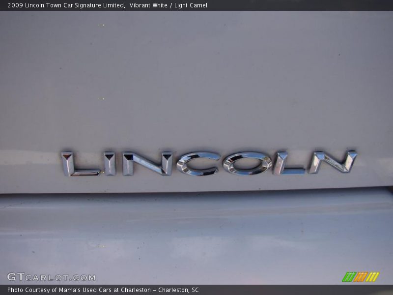 Vibrant White / Light Camel 2009 Lincoln Town Car Signature Limited