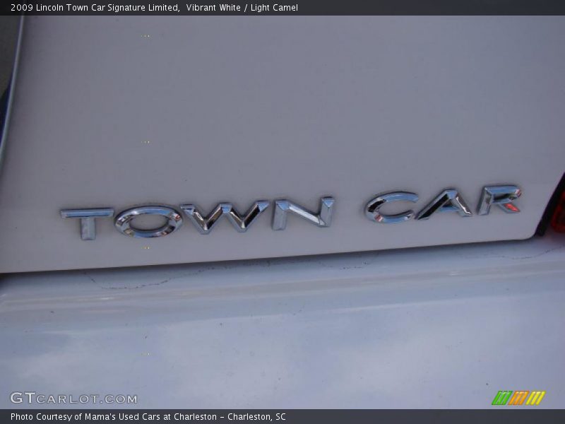 Vibrant White / Light Camel 2009 Lincoln Town Car Signature Limited