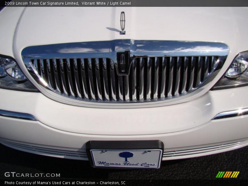 Vibrant White / Light Camel 2009 Lincoln Town Car Signature Limited