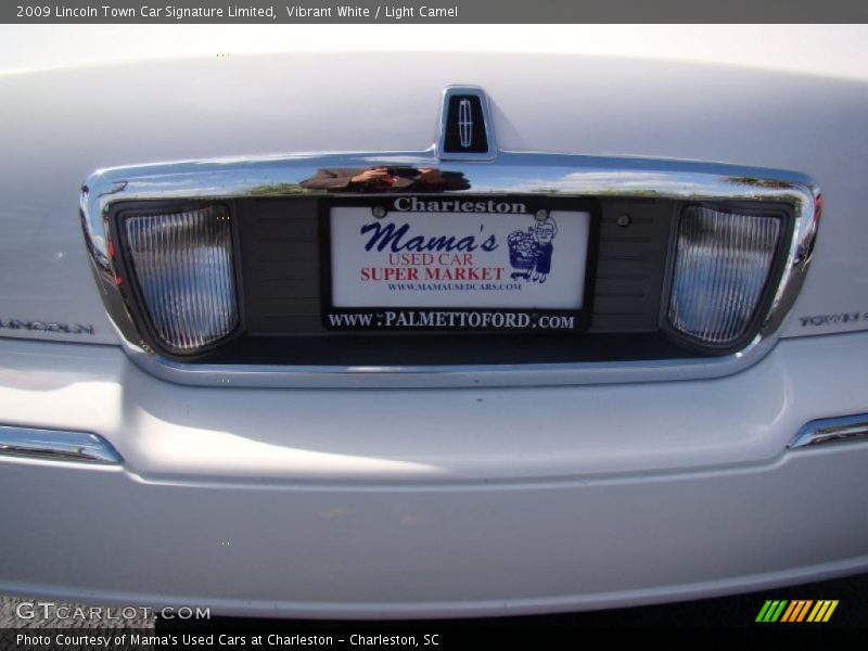 Vibrant White / Light Camel 2009 Lincoln Town Car Signature Limited
