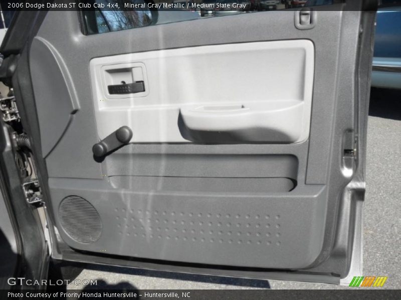 Mineral Gray Metallic / Medium Slate Gray 2006 Dodge Dakota ST Club Cab 4x4