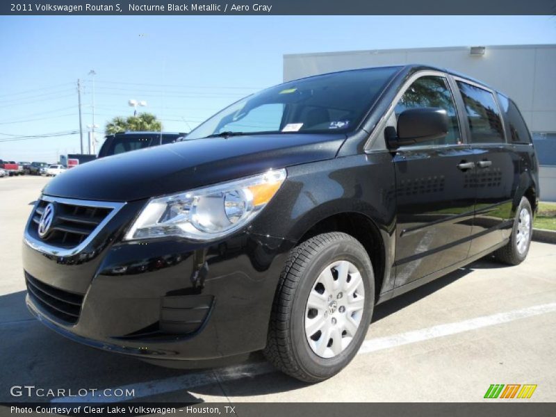 Front 3/4 View of 2011 Routan S