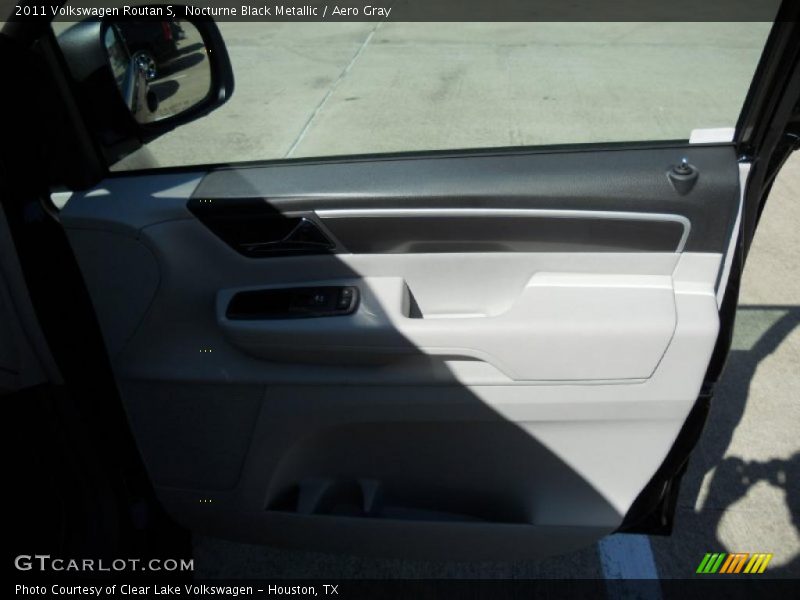 Nocturne Black Metallic / Aero Gray 2011 Volkswagen Routan S