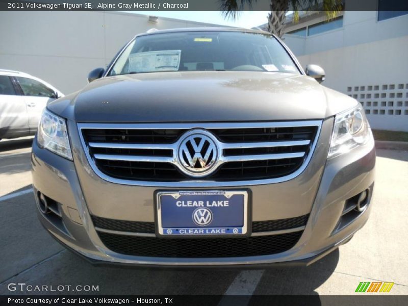 Alpine Gray Metallic / Charcoal 2011 Volkswagen Tiguan SE