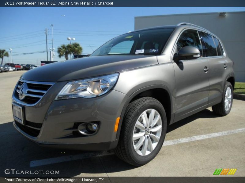 Front 3/4 View of 2011 Tiguan SE