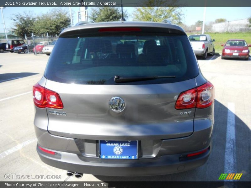 Alpine Gray Metallic / Charcoal 2011 Volkswagen Tiguan SE