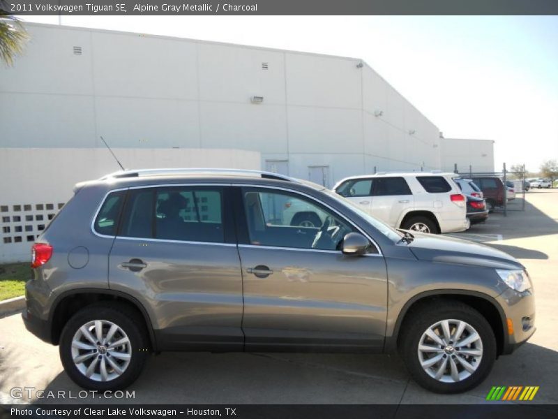 Alpine Gray Metallic / Charcoal 2011 Volkswagen Tiguan SE