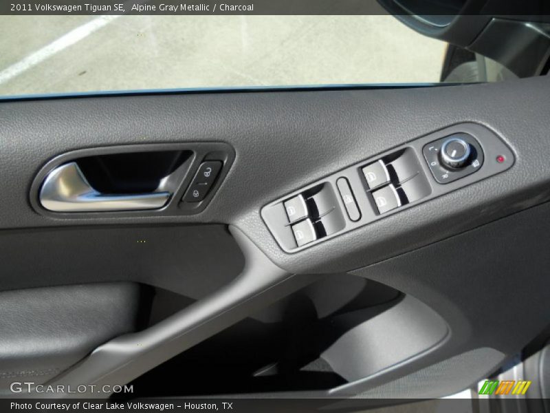 Alpine Gray Metallic / Charcoal 2011 Volkswagen Tiguan SE