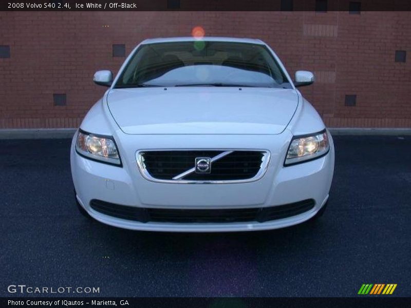 Ice White / Off-Black 2008 Volvo S40 2.4i