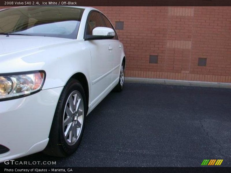 Ice White / Off-Black 2008 Volvo S40 2.4i
