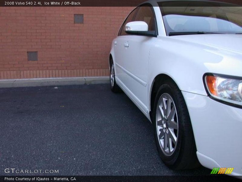 Ice White / Off-Black 2008 Volvo S40 2.4i