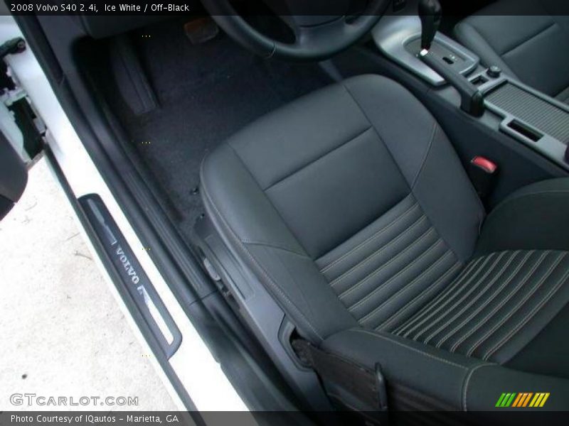 Ice White / Off-Black 2008 Volvo S40 2.4i