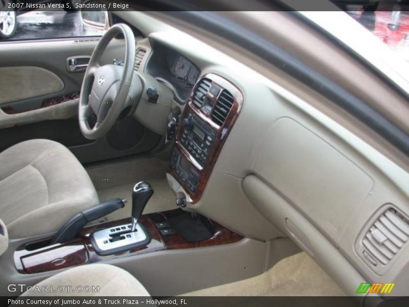  2007 Versa S Beige Interior