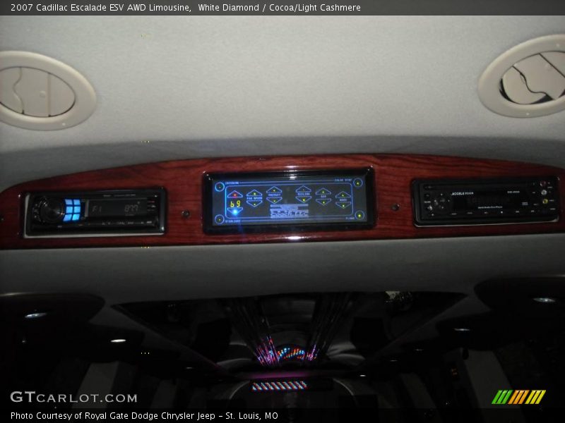 Controls of 2007 Escalade ESV AWD Limousine