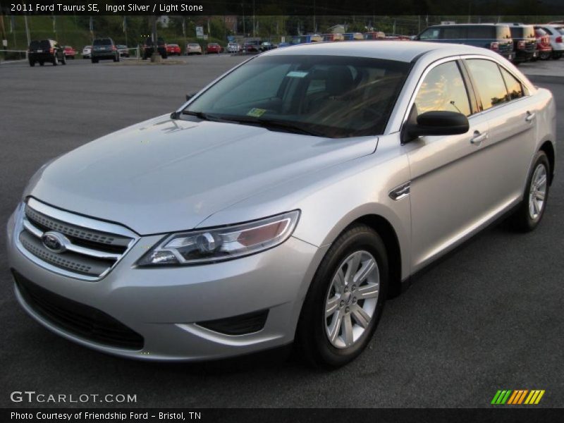 Front 3/4 View of 2011 Taurus SE