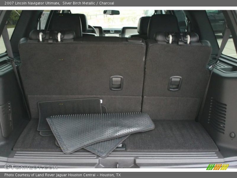  2007 Navigator Ultimate Trunk