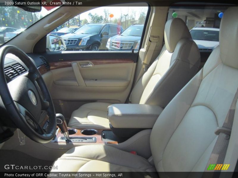 Cream White / Tan 2009 Saturn Outlook XR