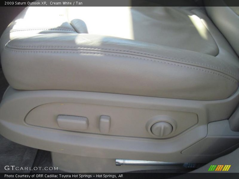 Cream White / Tan 2009 Saturn Outlook XR