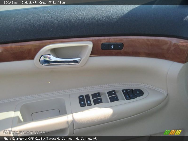 Cream White / Tan 2009 Saturn Outlook XR