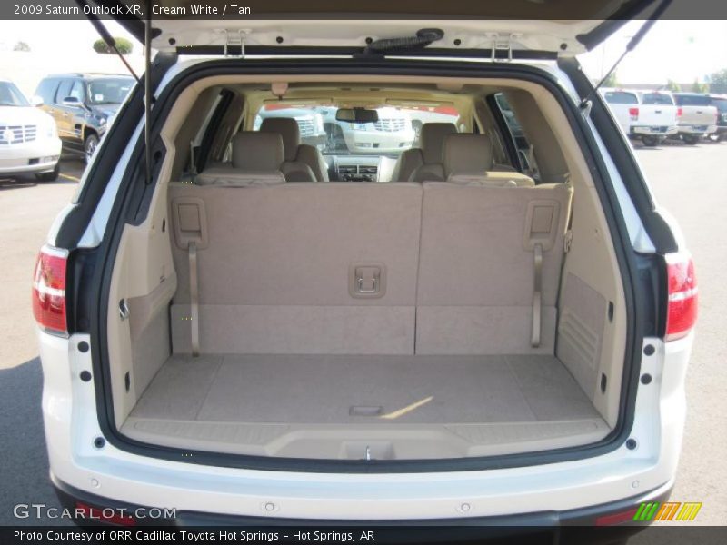 Cream White / Tan 2009 Saturn Outlook XR
