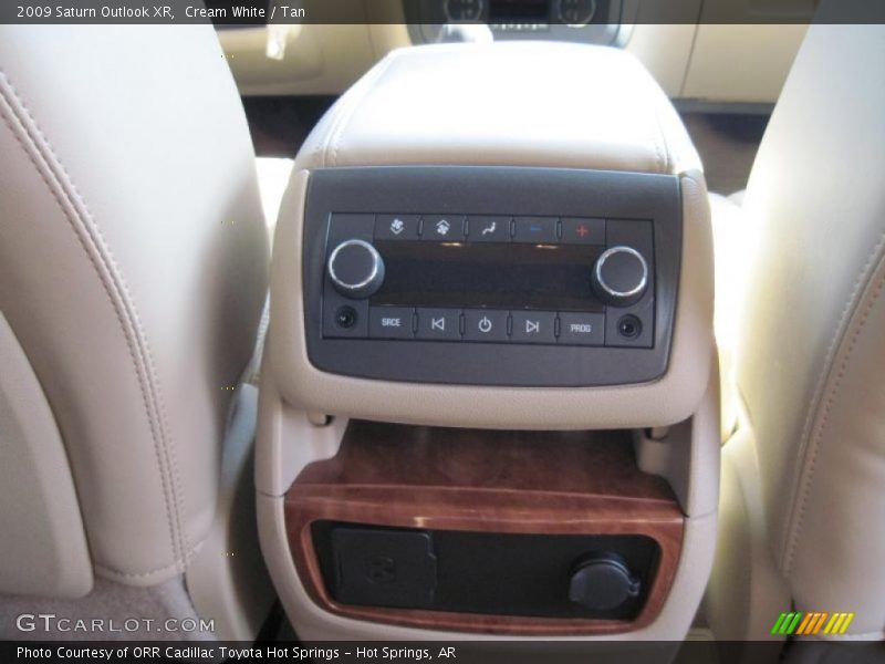 Cream White / Tan 2009 Saturn Outlook XR