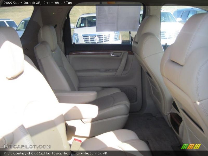 Cream White / Tan 2009 Saturn Outlook XR