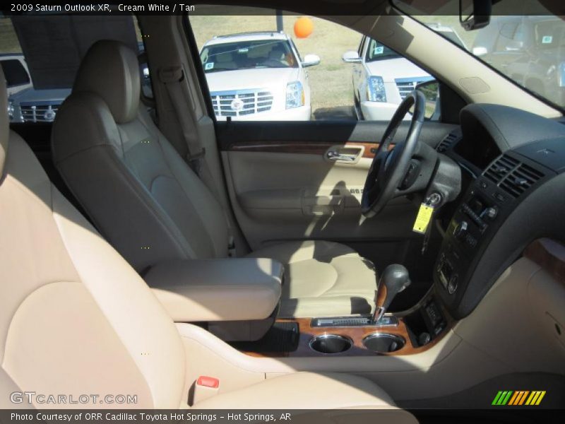 Cream White / Tan 2009 Saturn Outlook XR