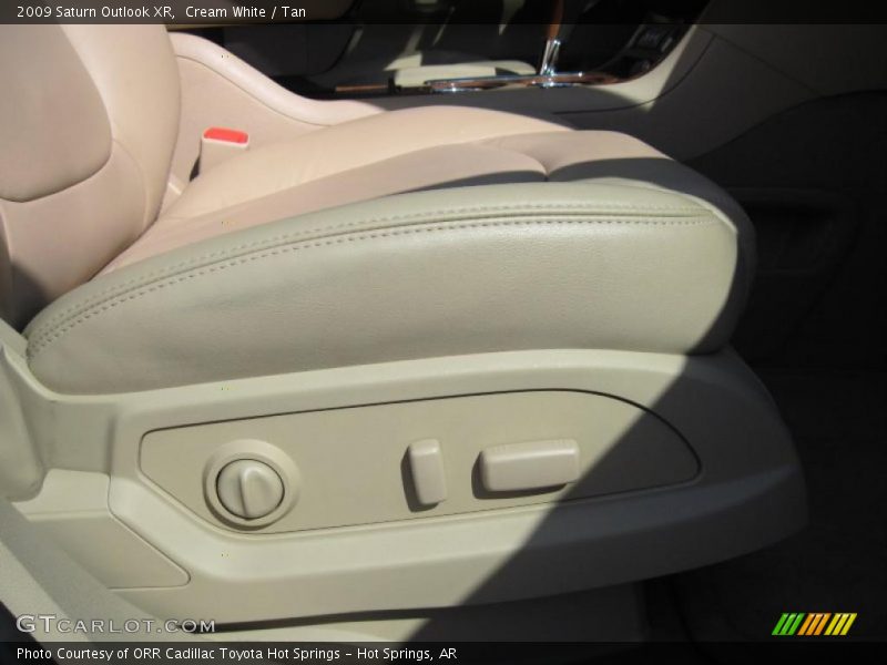 Cream White / Tan 2009 Saturn Outlook XR