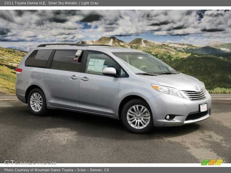 Front 3/4 View of 2011 Sienna XLE