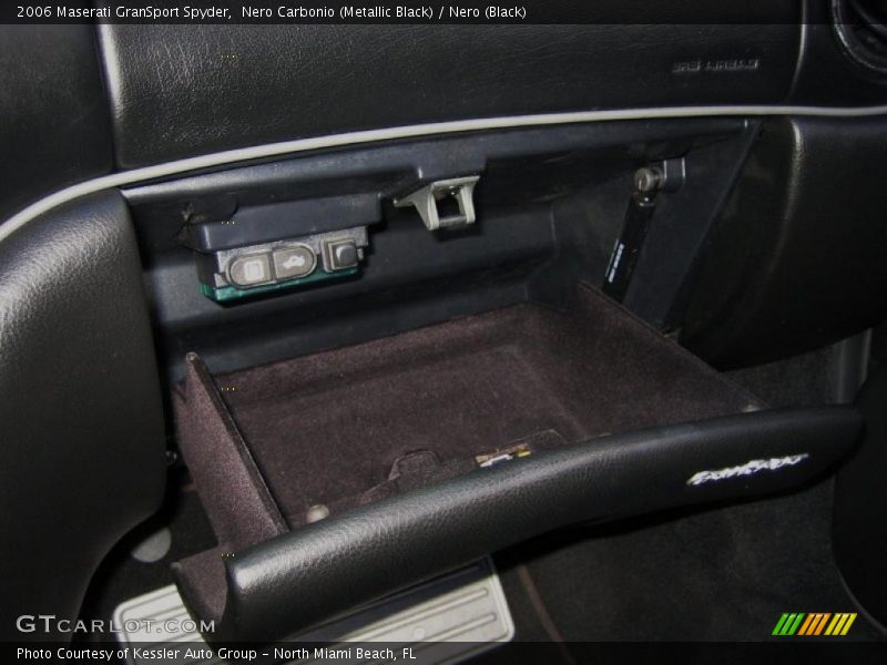 Nero Carbonio (Metallic Black) / Nero (Black) 2006 Maserati GranSport Spyder