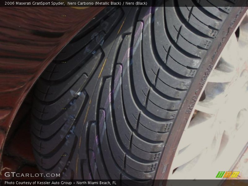 Nero Carbonio (Metallic Black) / Nero (Black) 2006 Maserati GranSport Spyder