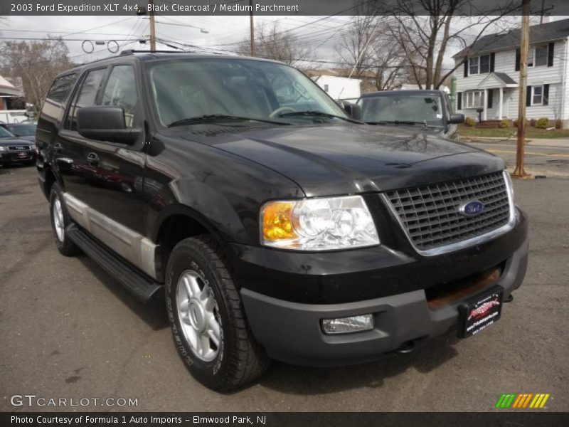 Front 3/4 View of 2003 Expedition XLT 4x4