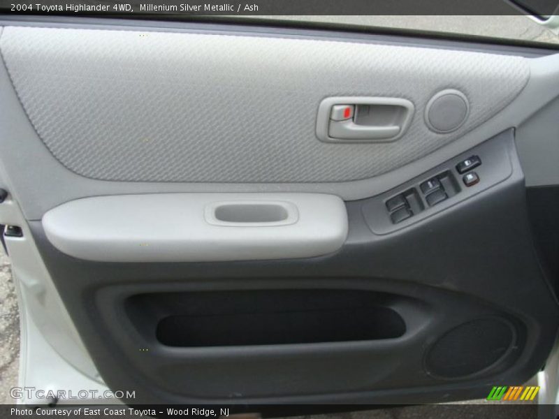 Millenium Silver Metallic / Ash 2004 Toyota Highlander 4WD