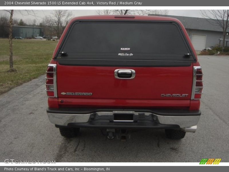 Victory Red / Medium Gray 2004 Chevrolet Silverado 1500 LS Extended Cab 4x4