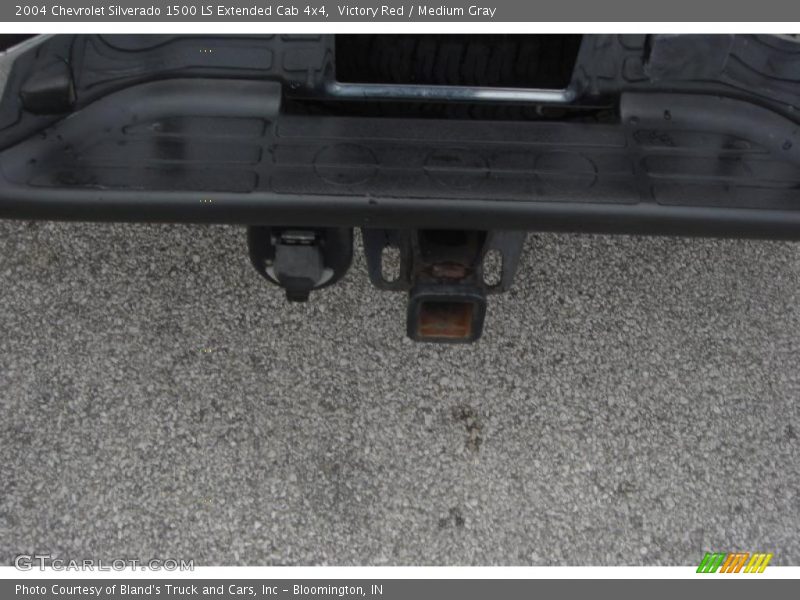 Victory Red / Medium Gray 2004 Chevrolet Silverado 1500 LS Extended Cab 4x4