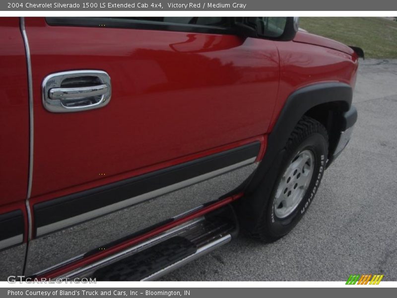 Victory Red / Medium Gray 2004 Chevrolet Silverado 1500 LS Extended Cab 4x4