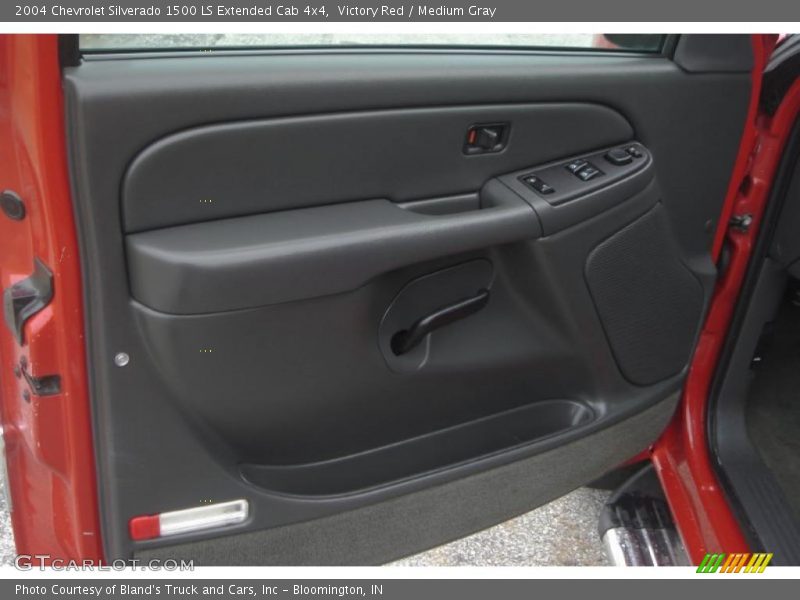 Victory Red / Medium Gray 2004 Chevrolet Silverado 1500 LS Extended Cab 4x4