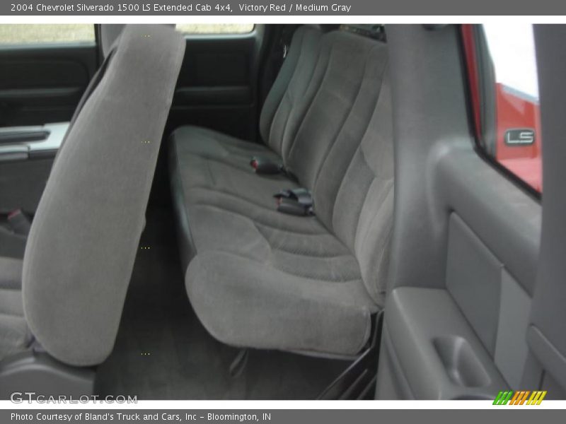 Victory Red / Medium Gray 2004 Chevrolet Silverado 1500 LS Extended Cab 4x4
