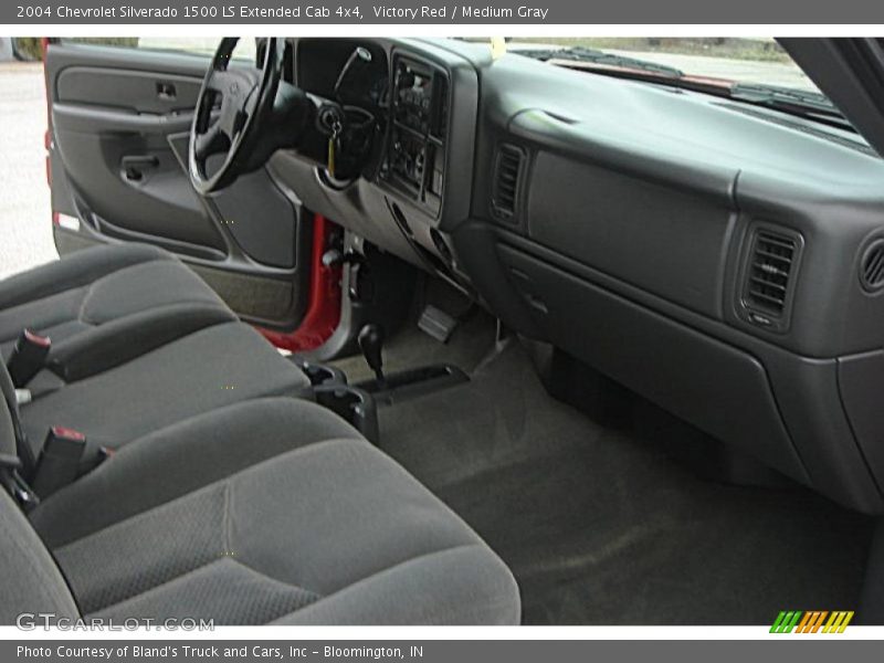 Victory Red / Medium Gray 2004 Chevrolet Silverado 1500 LS Extended Cab 4x4