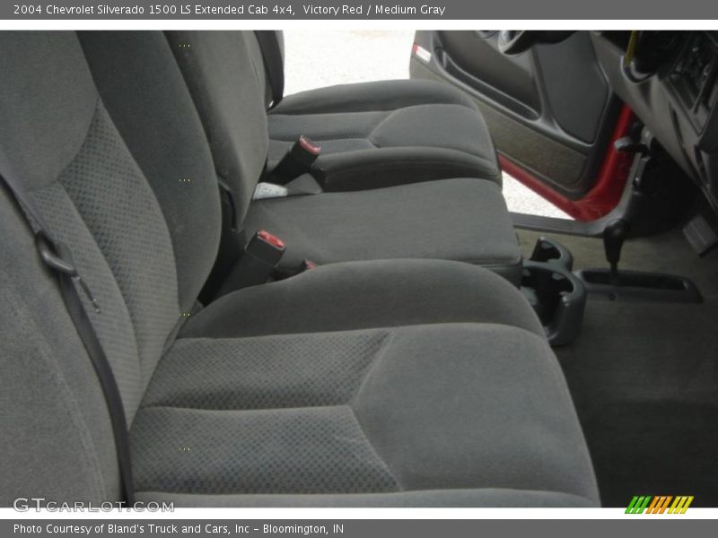 Victory Red / Medium Gray 2004 Chevrolet Silverado 1500 LS Extended Cab 4x4
