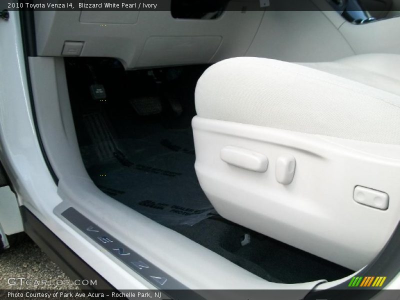 Blizzard White Pearl / Ivory 2010 Toyota Venza I4