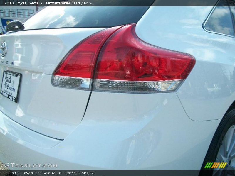 Blizzard White Pearl / Ivory 2010 Toyota Venza I4