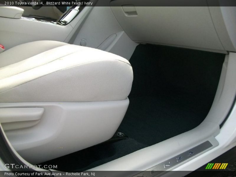 Blizzard White Pearl / Ivory 2010 Toyota Venza I4
