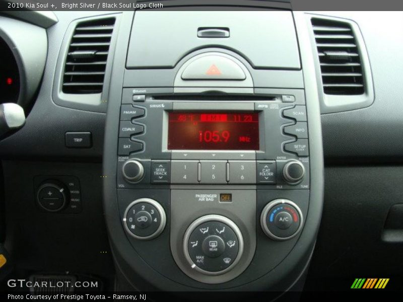 Bright Silver / Black Soul Logo Cloth 2010 Kia Soul +