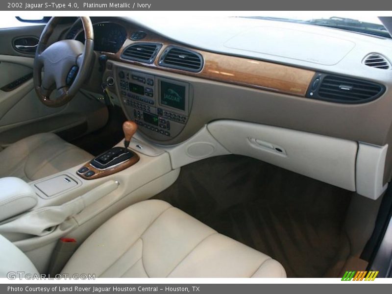 Dashboard of 2002 S-Type 4.0
