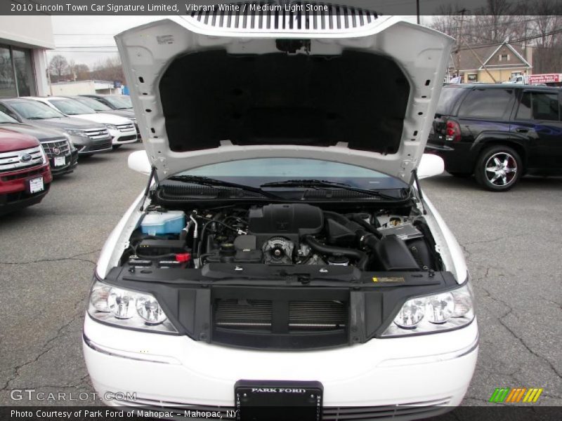 Vibrant White / Medium Light Stone 2010 Lincoln Town Car Signature Limited