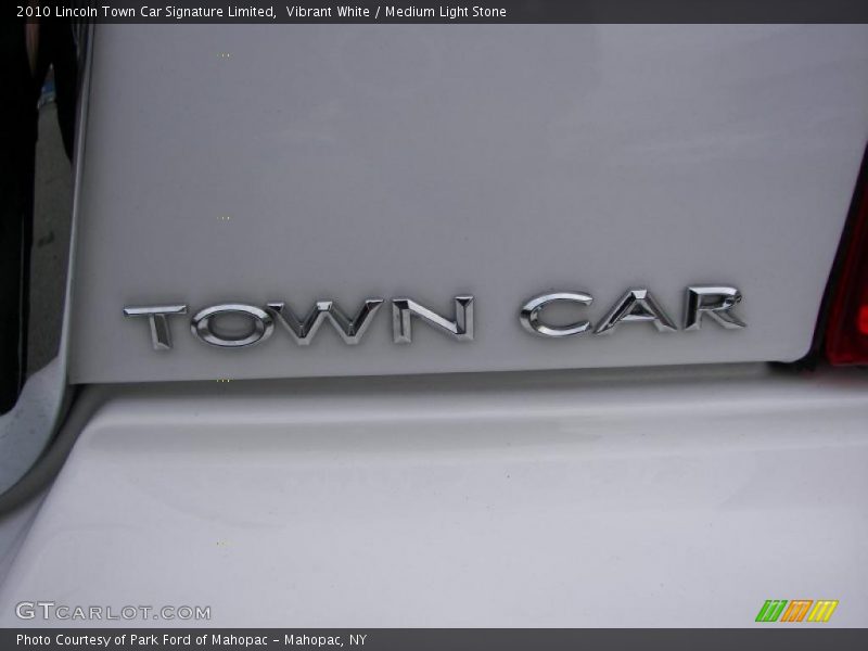 Vibrant White / Medium Light Stone 2010 Lincoln Town Car Signature Limited
