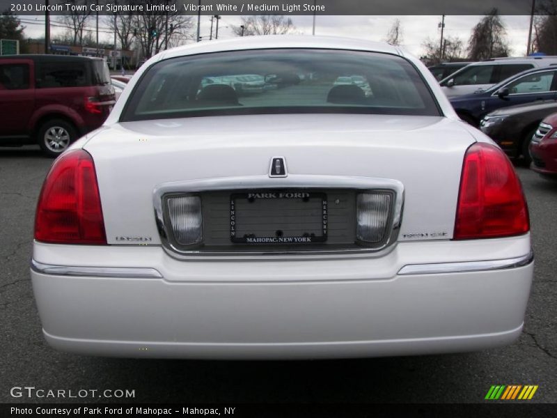 Vibrant White / Medium Light Stone 2010 Lincoln Town Car Signature Limited